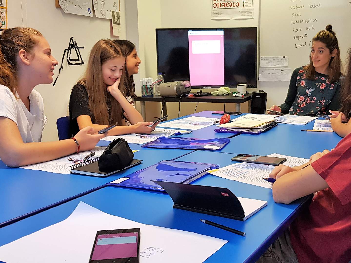 Образовательные центры англии. Британия школа английского языка. В колледж есть английский. Преподавание иностранных языков. Бизнес школа англия.